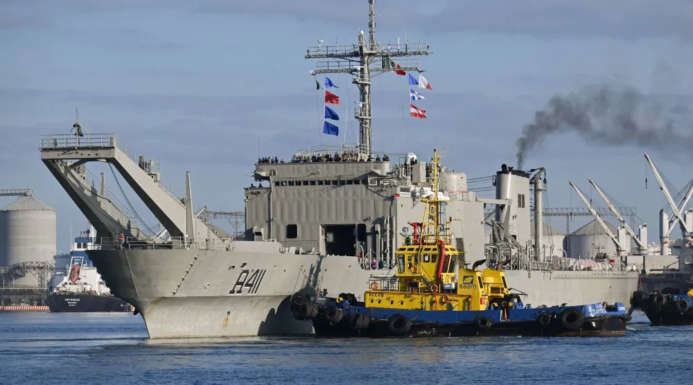 سفينة تابعة للبحرية المكسيكية محملةً بمساعدات إنسانية متجهة إلى كوبا (رويترز)