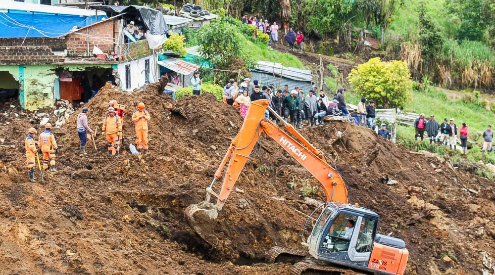 معدات ثقيلة تحفر في الوحل بحثا عن جثث عقب انزلاق تربة في جنوب غرب مقاطعة نارينو (أ.ف.ب)