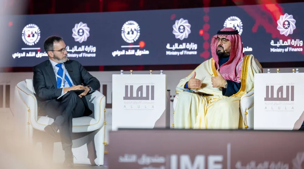 وزير الاقتصاد والتخطيط فيصل الإبراهيم متحدثاً في جلسة حوارية خلال المؤتمر (الشرق الأوسط)