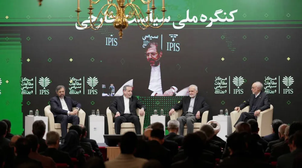 عراقجي يشارك في منتدى السياسة الخارجية وعلى يساره رئيس اللجنة العليا للسياسة الخارجية كمال خرازي ووزير الخارجية الأسبق علي أكبر صالحي ويدير الندوة سعيد خطيب زاده رئيس مركز بحوث الجهاز الدبلوماسي (الخارجية الإيرانية)