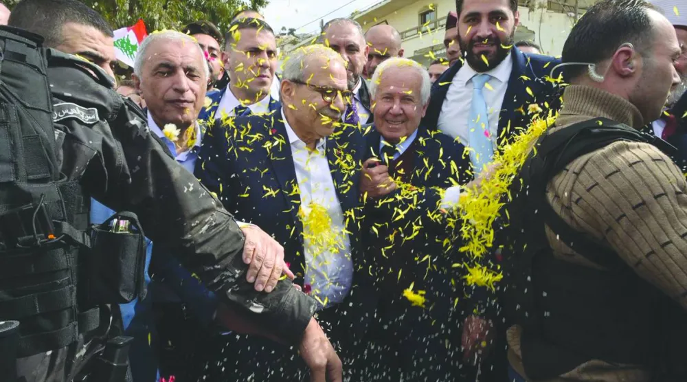 
رئيس الحكومة اللبنانية نواف سلام محاطاً بأهالي كفرشوبا في جنوب لبنان الذين رشوا الورود والأرز ترحيباً به (الشرق الأوسط)