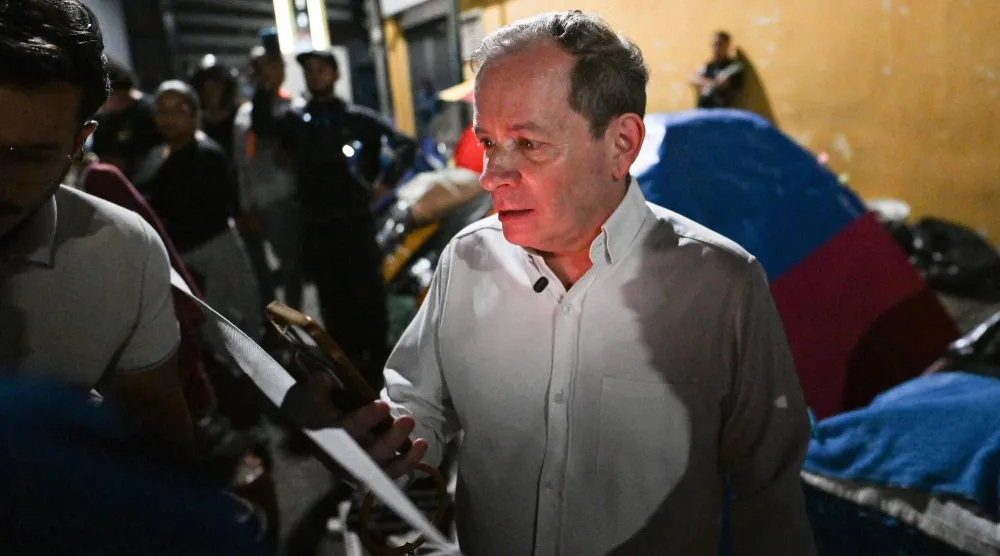 المعارض خوان بابلو غوانيبا بُعَيد الإفراج عنه من السجن (أ.ف.ب)