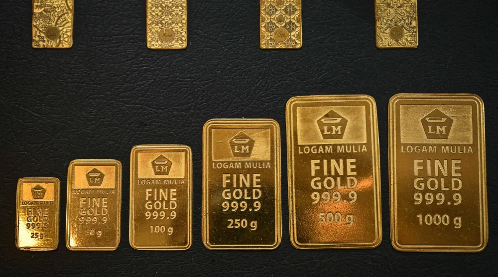 رقائق من الذهب في «غاليري 24»، وهي شركة بيع بالتجزئة للذهب مملوكة للدولة، في سورابايا، شرق جاوة (أ.ف.ب)