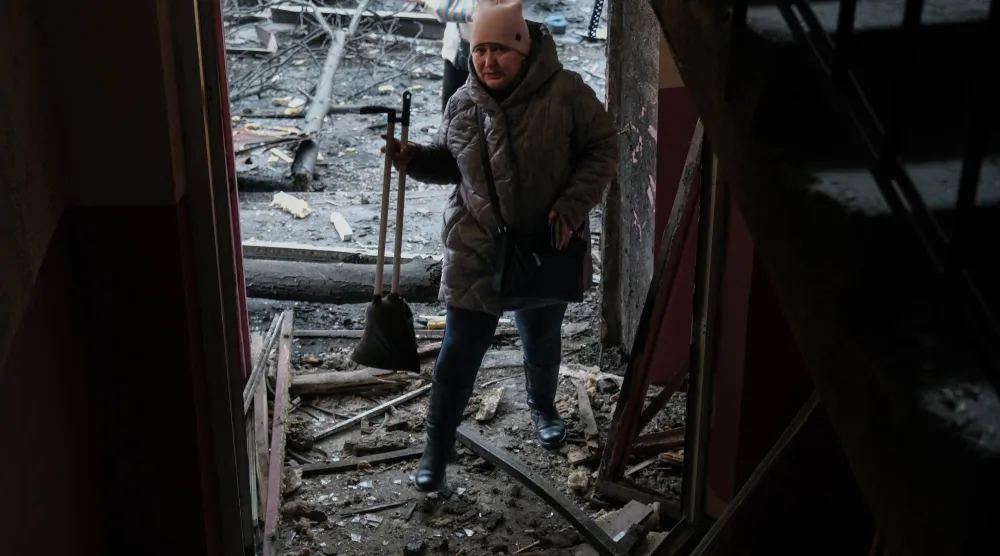 أواكرنيون نجوا من قصف روسي على حي في كراماتورسك غرب أوكرانيا (إ.ب.أ)