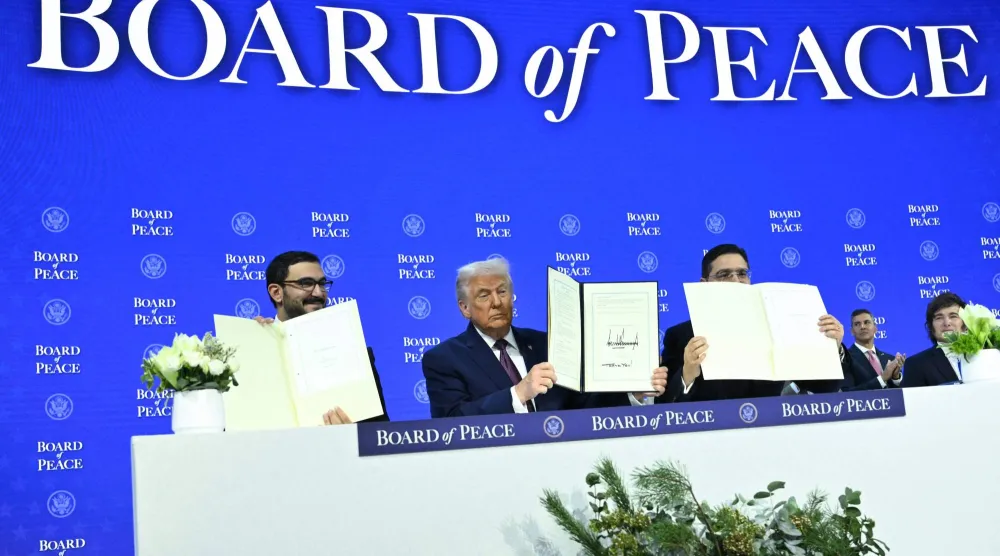 الرئيس الأميركي دونالد ترمب يحمل وثيقة إنشاء «مجلس السلام» لغزة في دافوس بسويسرا 27 يناير 2026 (رويترز)