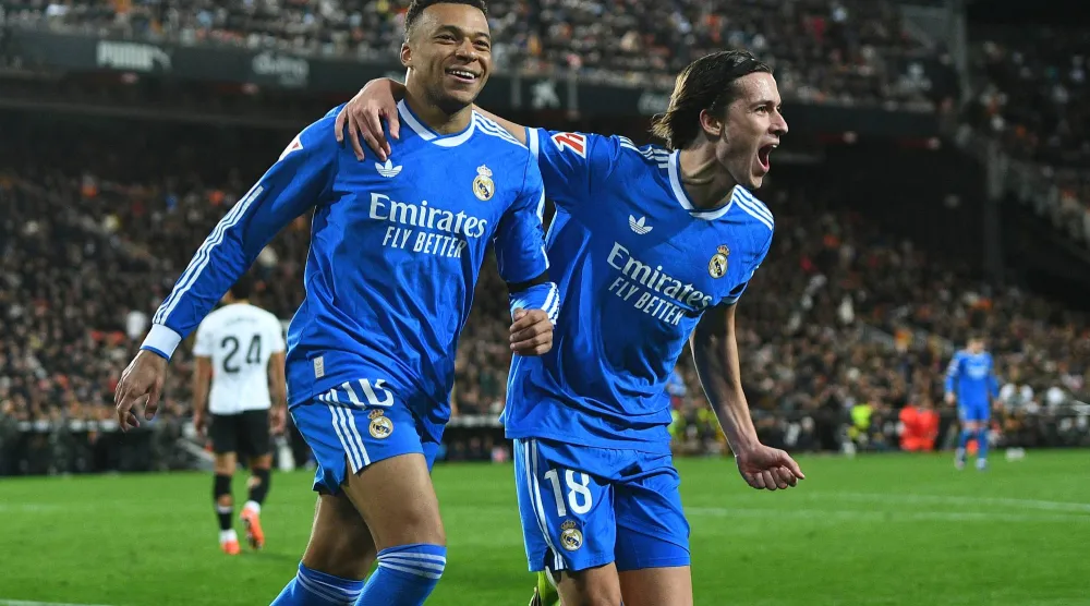 ألفارو كاريراس يحتفل مع كيليان مبابي (أ.ب)