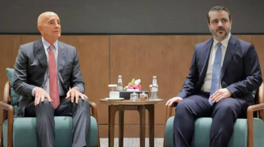 وزير الخارجية السوري أسعد حسن الشيباني خلال لقائه مع المبعوث الأميركي الخاص إلى سوريا توماس برّاك في الرياض (سانا)