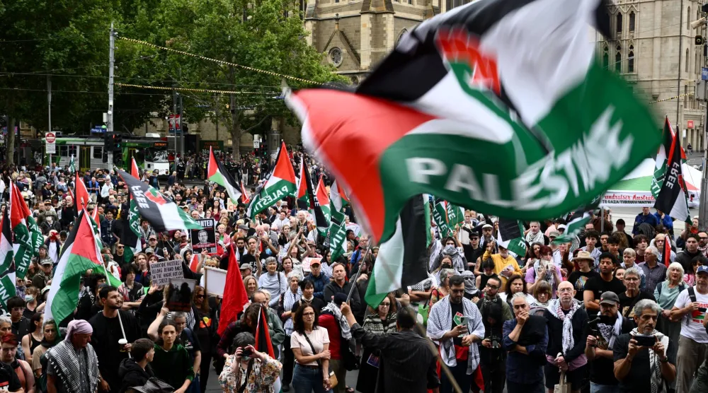 متظاهرون يحتشدون خلال احتجاج على زيارة الرئيس الإسرائيلي إسحاق هرتسوغ إلى أستراليا (د.ب.أ)