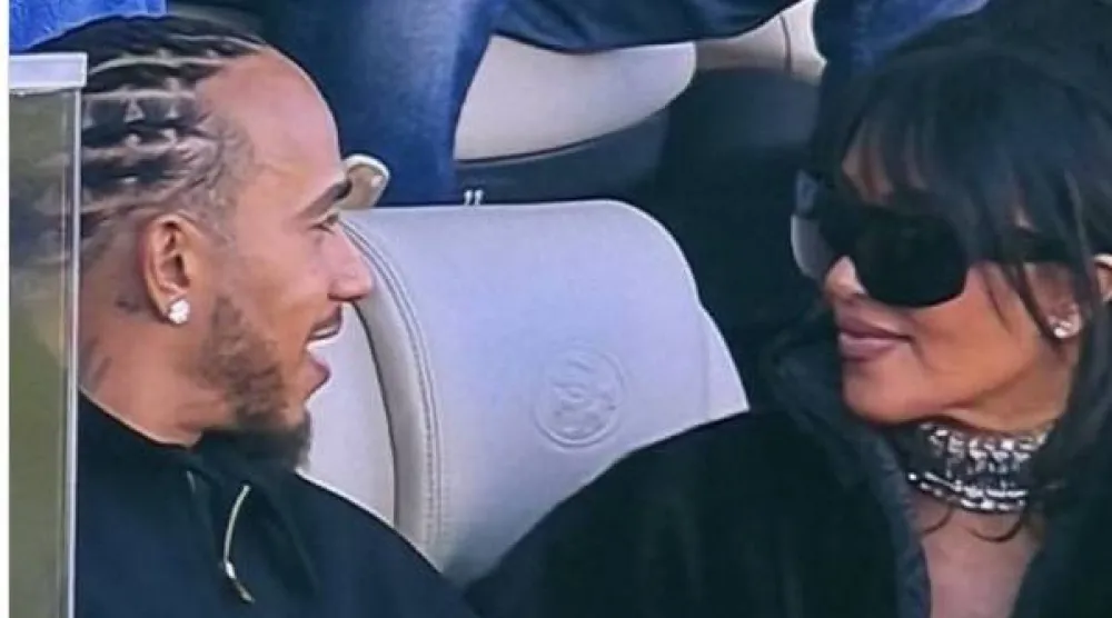 جاء هذا الظهور العلني الأول للثنائي خلال نهائي «سوبر بول» (موتور سبورت)