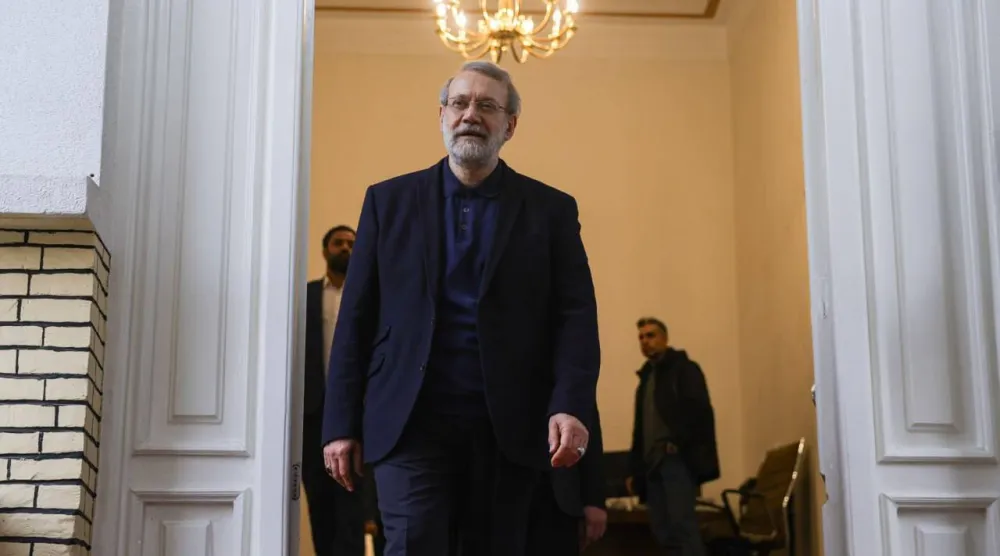 صورة نشرها موقع لاريجاني من مغادرته لمكتبه على هامش استقبال وزير الخارجية العراقي فؤاد حسين في طهران 18 يناير الماضي