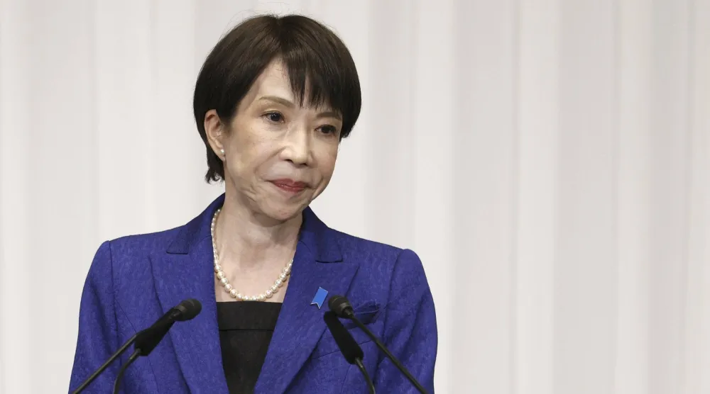 رئيسة الوزراء اليابانية ساناي تاكايتشي خلال مؤتمر صحافي في طوكيو (إ.ب.أ)
