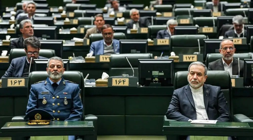 صورة نشرها موقع البرلمان الإيراني من حضور وزير الخارجية عباس عراقجي ورئيس الأركان عبد الرحيم موسوي في جلسة مغلقة حول المحادثات والتوترات اليوم