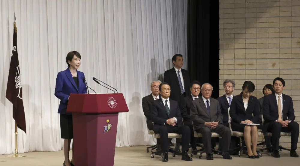 رئيسة الوزراء اليابانية ساناي تاكايتشي في مؤتمر حزبي عقب الانتخابات (إ.ب.أ)