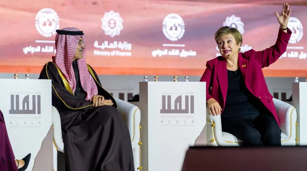 غورغييفا تتحدث إلى الحضور في الحوار الختامي وإلى جانبها وزير المالية السعودي محمد الجدعان (الشرق الأوسط)