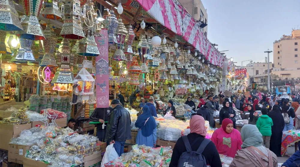 زحام على شراء الفوانيس في أسواق السيدة زينب (الشرق الأوسط)