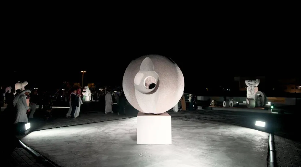 أحد المنحوتات باستخدام حجر الجرانيت في «ملتقى طويق للنحت 2026» (تصوير: تركي العقيلي)