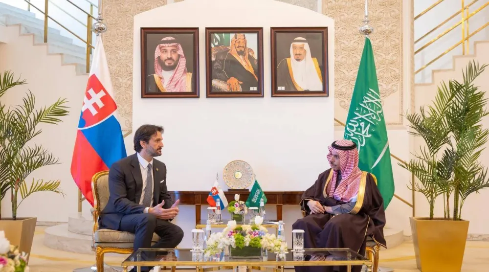 الأمير فيصل بن فرحان خلال استقباله روبرت كاليناك (واس)