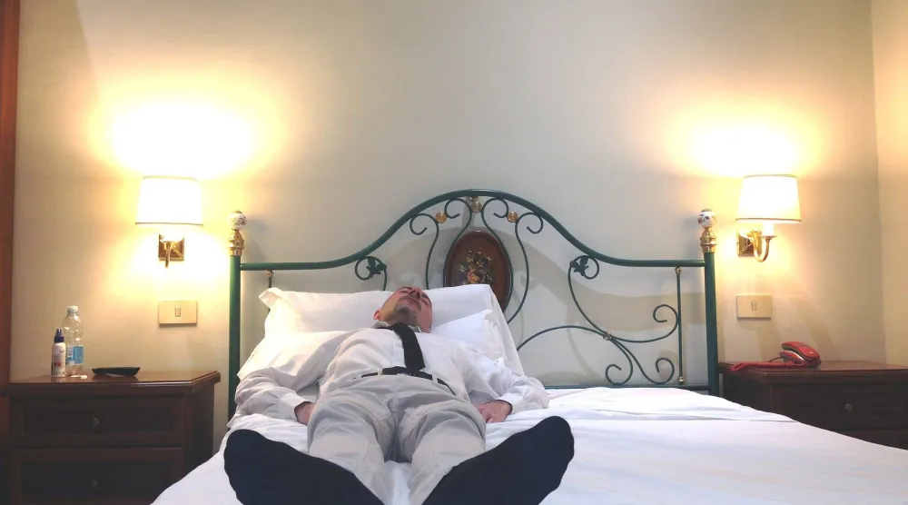 تدفئة القدمين قبل النوم قد تكون خطوة فعّالة لتحسين جودة النوم (بيكسباي)