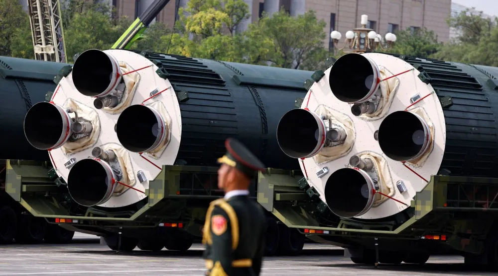 أحد أفراد جيش التحرير الشعبي الصيني يقف بينما تستعرض «مجموعة الضربات الاستراتيجية» صواريخ نووية خلال عرض عسكري بمناسبة الذكرى الثمانين لانتهاء الحرب العالمية الثانية في بكين يوم 3 سبتمبر 2025 (رويترز)