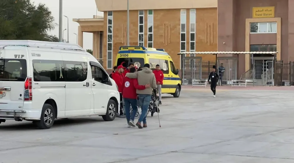 جانب من إسعاف المصابين الفلسطينيين بواسطة «الهلال الأحمر المصري» الاثنين (هيئة الاستعلامات المصرية)