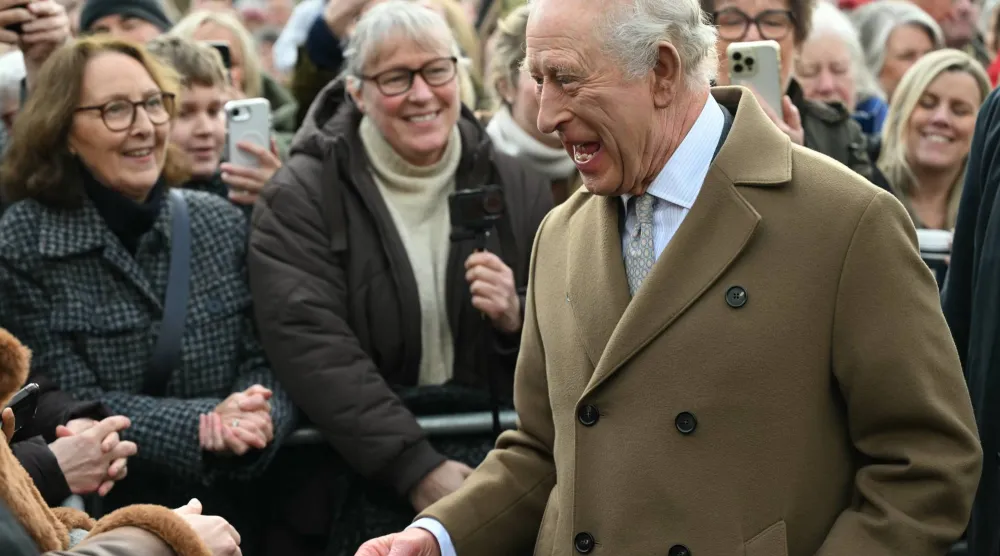 الملك تشارلز يحيي الجمهور خارج محطة كليثيرو (أ.ب)