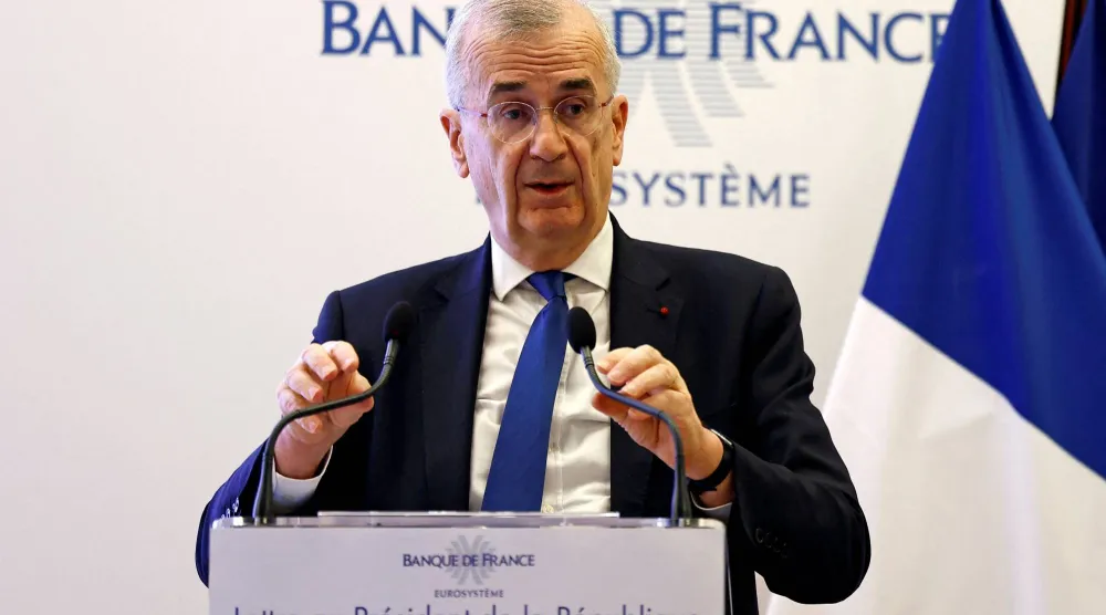 فرانسوا فيليروي دي غالهو محافظ «بنك فرنسا» في مؤتمر صحافي بباريس (رويترز)