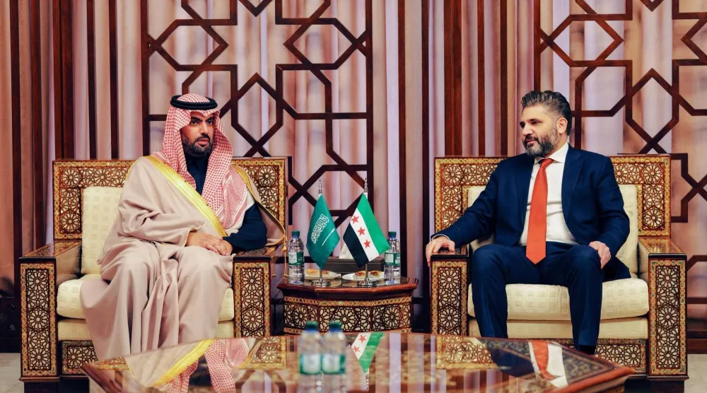الأمير بدر بن عبد الله بن فرحان لدى لقائه محمد ياسين صالح وزير الثقافة السوري («الإخبارية» السعودية)