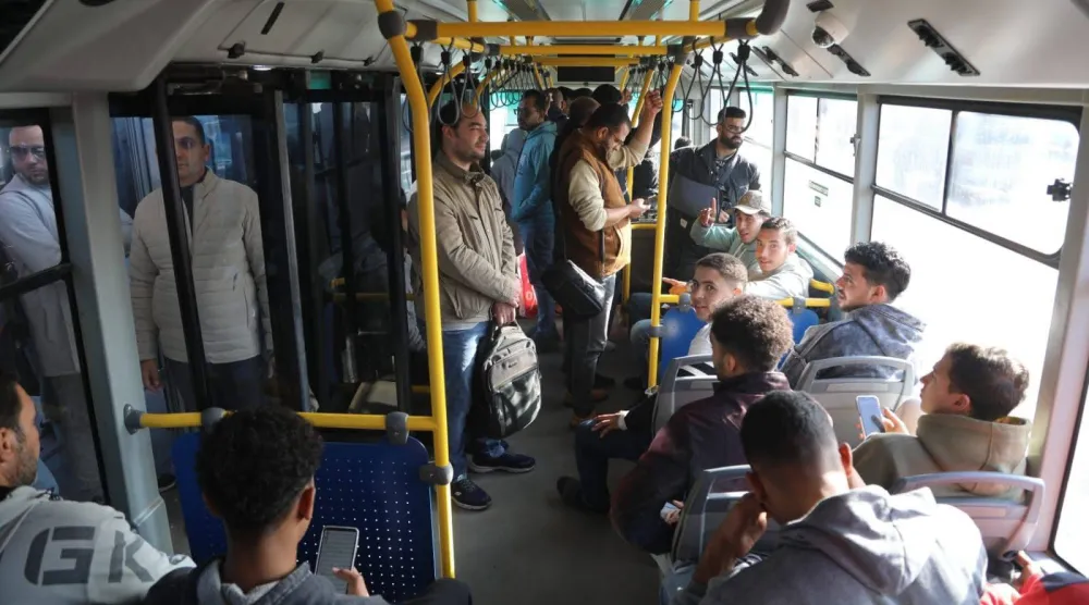 ركاب داخل حافلة نقل عام (صورة أرشيفية - وزارة النقل)