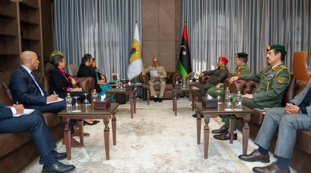 المشير خليفة حفتر مع المبعوثة الأممية والوفد المرافق لها في بنغازي يوم الاثنين (القيادة العامة)