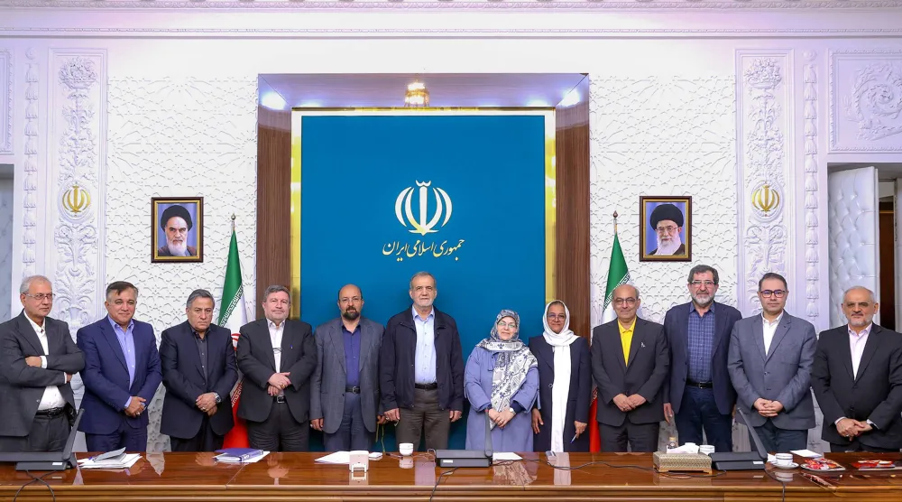 الرئيس الإيراني مسعود بزشكيان يلتقط صورة تذكارية مع أعضاء اللجنة المركزية لجبهة الإصلاحات وتقف إلى جانبه آذر منصوري ويبدو شكوري راد وخلفه العلم الإيراني بحضور مسؤولين وناشطين آخرين نوفمبر 2024 (الرئاسة الإيرانية)