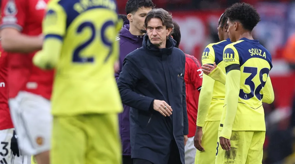 توتنهام هوتسبير ومدربه توماس فرانك في مأزق (إ.ب.أ)