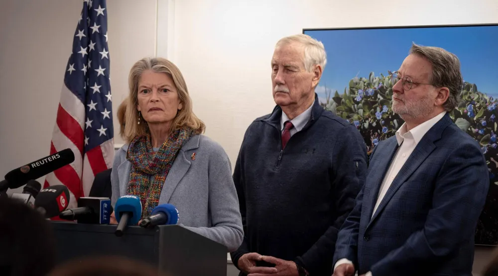 السيناتورة الجمهورية الأميركية ليزا موركوفسكي (يسار)، برفقة السيناتور المستقل إنغوس كينغ (وسط) والسيناتور الديمقراطي غاري بيترز (يمين)، تتحدث إلى الصحافة خلال مؤتمر صحافي في نوك، غرينلاند 9 فبراير 2026 (أ.ف.ب)