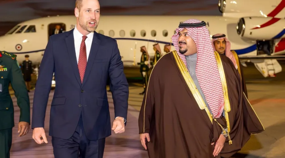 الأمير محمد بن عبد الرحمن مستقبلاً الأمير ويليام بمطار الملك خالد الدولي مساء الاثنين (إمارة الرياض)