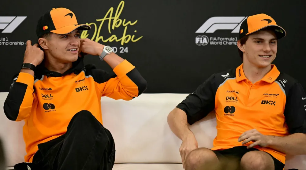 أوسكار بياستري (يمين) إلى جوار زميله لاندو نوريس بطل العالم (أ.ف.ب)