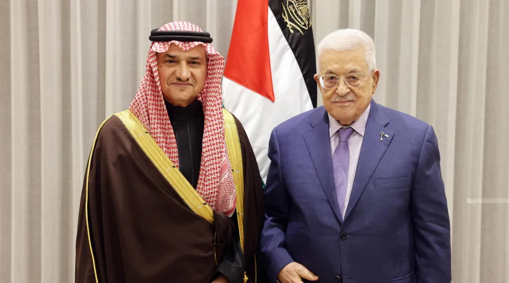 الرئيس الفلسطيني محمود عباس مستقبلاً السفير السعودي الأمير منصور بن خالد بن فرحان (وفا)