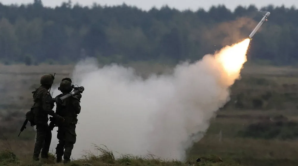 جنديان بولنديان يطلقان النار من نظام الدفاع الجوي المحمول «بيورون» خلال مشاركتهما في تدريبات عسكرية «المدافع الحديدي» التي أجرتها القوات البولندية مع جنود حلف شمال الأطلسي بالقرب من أورزيسز بولندا... 17 سبتمبر 2025 (رويترز) 