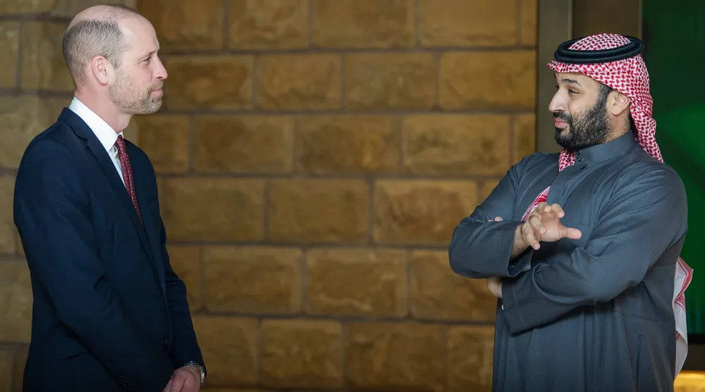 الأمير محمد بن سلمان يتحدث مع الأمير ويليام خلال جولتهما في الدرعية التاريخية (واس)