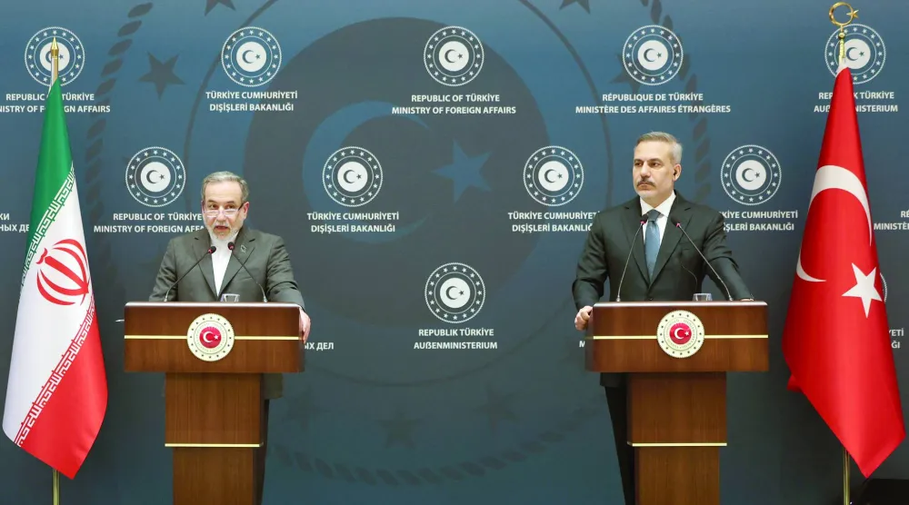 فيدان وعراقجي خلال مؤتمر صحافي في إسطنبول أمس (رويترز)