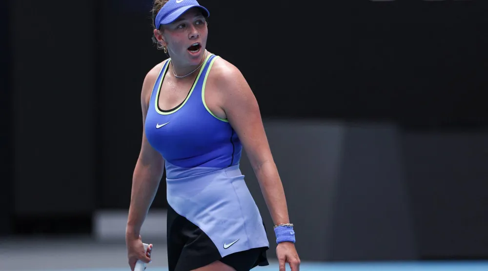 الأميركية أماندا أنيسيموفا ودّعت «الدوحة» (أ.ف.ب)