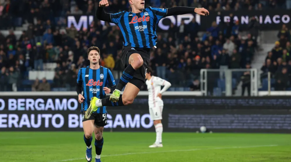 المونتينيغري نيكولا كرستوفيتش يحتفل بهدف أتالانتا الأول (د.ب.أ) 