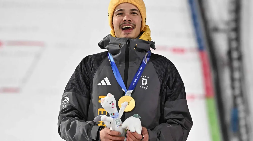 فيليب رايموند يحتفل بذهبية القفز التزلجي في بريدازو (أ.ف.ب)