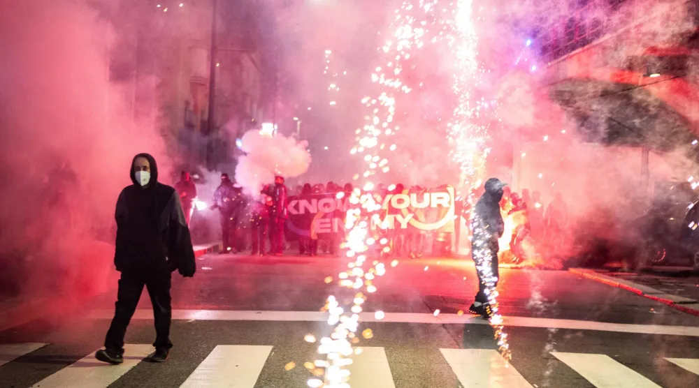 أطلقت عناصر الشرطة الإيطالية الغاز المسيل للدموع على متظاهرين ضد دورة الألعاب الأولمبية الشتوية ميلانو (إ.ب.أ)