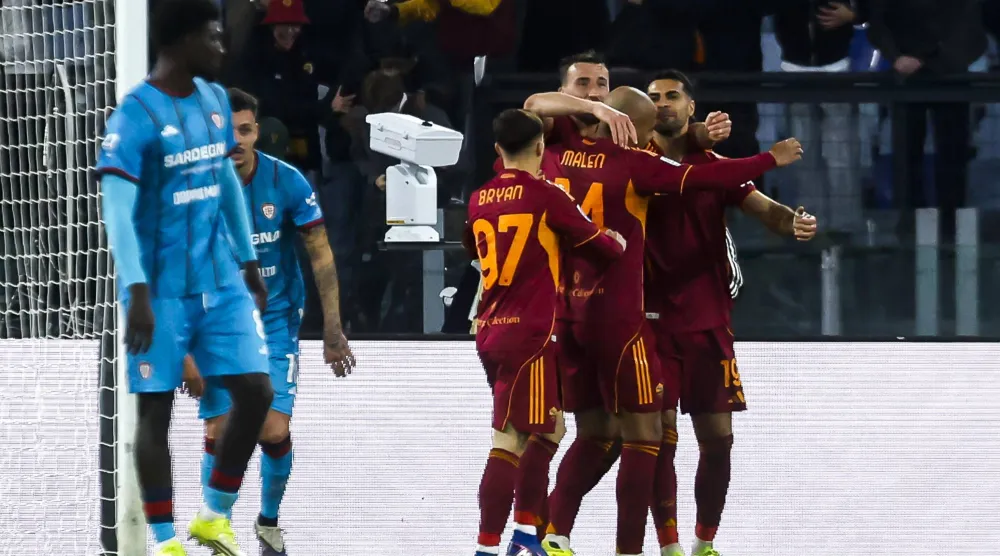 فرحة لاعبي روما بثنائية مالين في مرمى كالياري (إ.ب.أ)