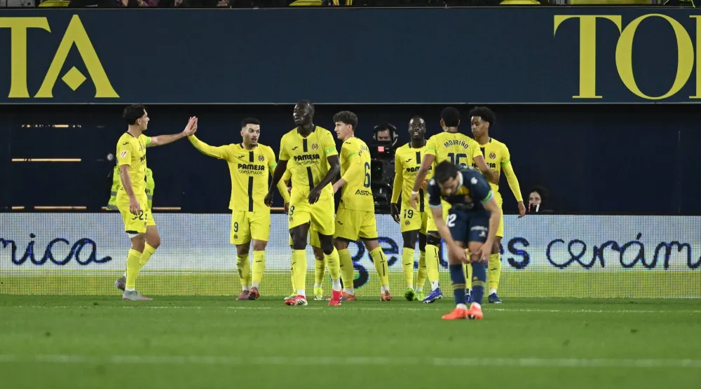 احتفالية لاعبي فياريال بالفوز الساحق على إسبانيول (إ.ب.أ)