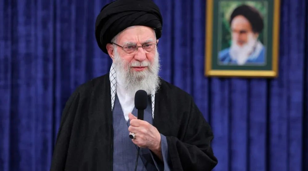 خامنئي واقفاً على قدميه يوجه خطاباً متلفزاً للإيرانيين بمناسبة ذكرى الثورة اليوم (موقع المرشد)