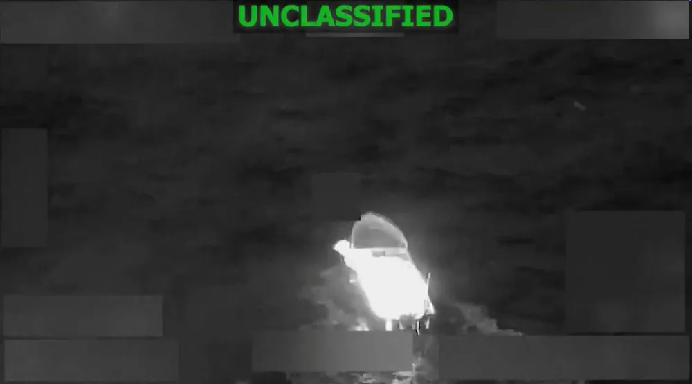 قارب مشتعل بعد استهدافه من قبل الجيش الأميركي في المحيط الهادئ (رويترز نقلاً عن الجيش الأميركي)