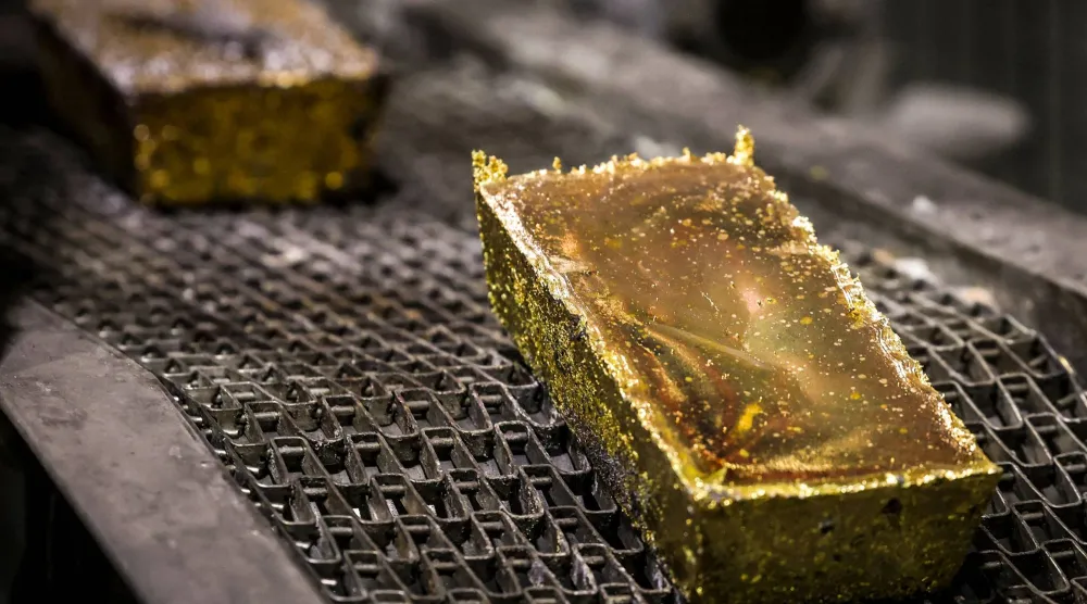 غسل قوالب الذهب بعد إزالتها من القوالب في مصهر بسيدني (أ.ف.ب)