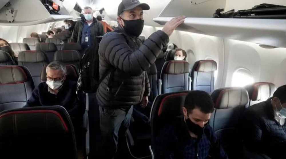 توصي مراكز السيطرة على الأمراض والوقاية منها بعدم السفر عند ظهور أعراض شبيهة بالإنفلونزا (أرشيفية- رويترز)