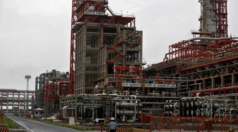 موظف يسير داخل مبنى مصفاة لتكرير النفط في فادينار بولاية غوجارات الغربية بالهند (رويترز)