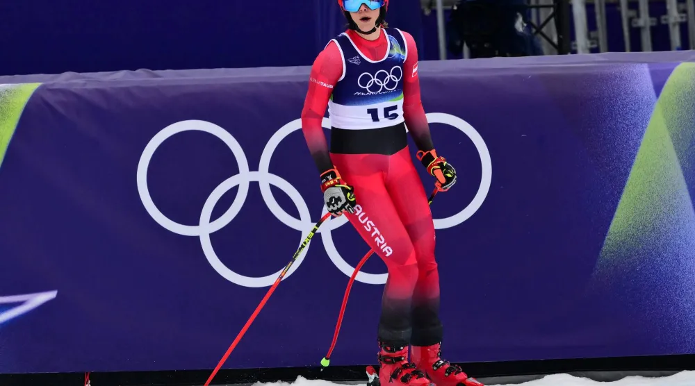 تسببت ألعاب ميلانو كورتينا في تضرّر شفرات متزلّجي الفرق خلال مراسم التتويج (أ.ف.ب)